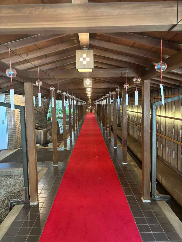 参進の儀は屋根のある場所を進むため、雨天時の心配は他と比べ小さいです。