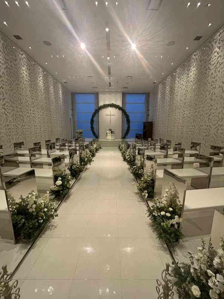 白を基調としたチャペル。ゲストの椅子が段々になっており、後ろの方も見やすい作りになっている。