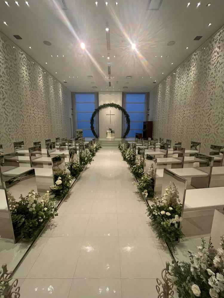 白を基調としたチャペル。ゲストの椅子が段々になっており、後ろの方も見やすい作りになっている。