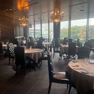 披露宴会場の写真。広々とした空間