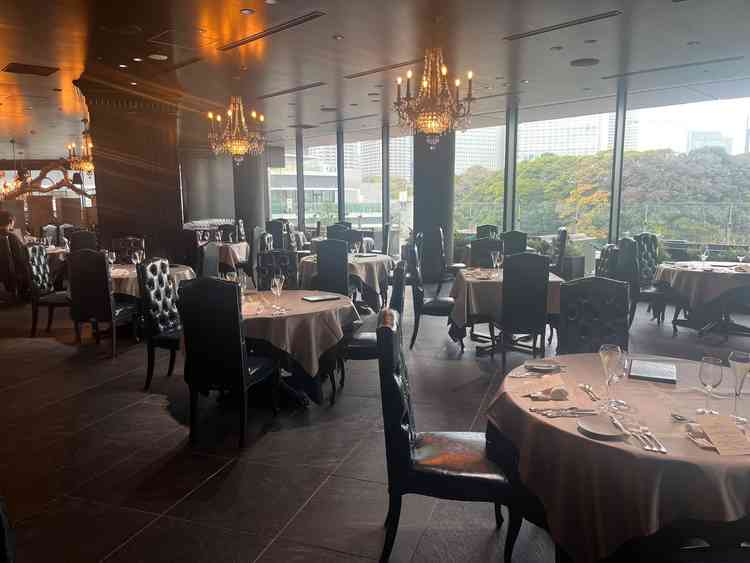 披露宴会場の写真。広々とした空間