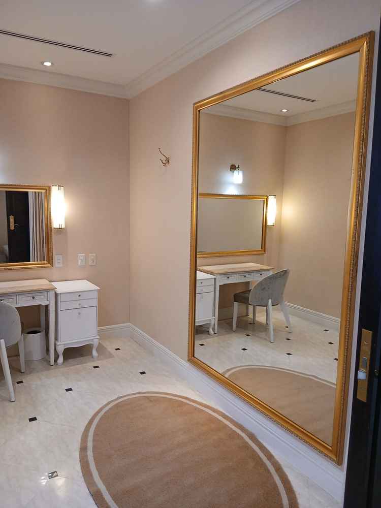 控え室の大きな鏡、親族の控え室も両家様にある