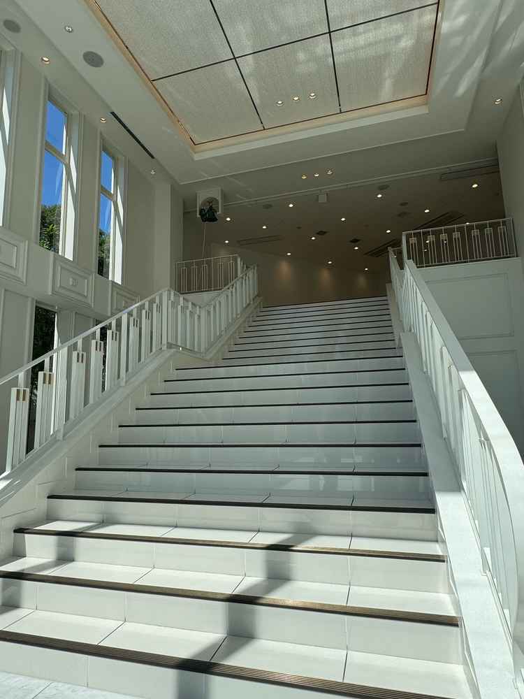 室内にあるフラワーシャワーができる大階段。天気に左右されないところがいいです。