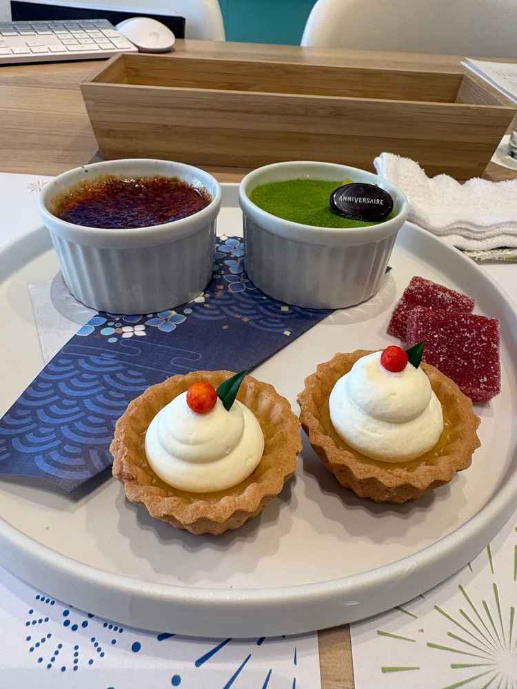 スイーツ4種。クレームブリュレ・抹茶ティラミス・ゆずタルト・いちごのゼリー