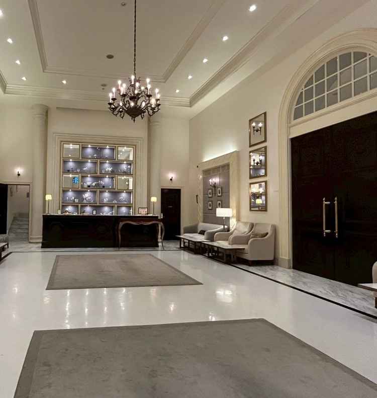 大理石が綺麗な白いロビー