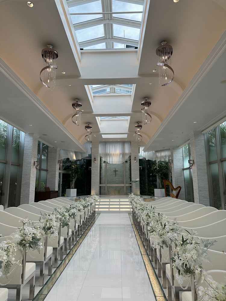 チャペルです。五感で楽しむことを大事にしているとのことで、自然光や水流音を感じることができます。