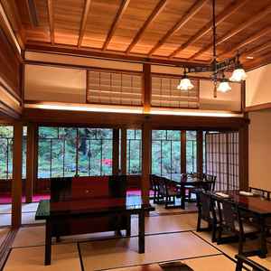 邸宅内部、こちらも広々している