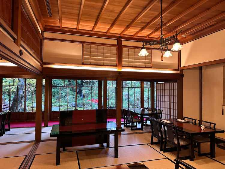 邸宅内部、こちらも広々している