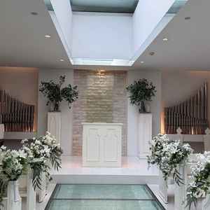 吹き抜けの天井に流れる水で動きもあり、光が入ってくる点がよかった。