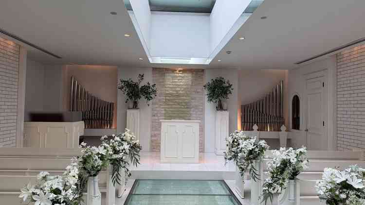 吹き抜けの天井に流れる水で動きもあり、光が入ってくる点がよかった。