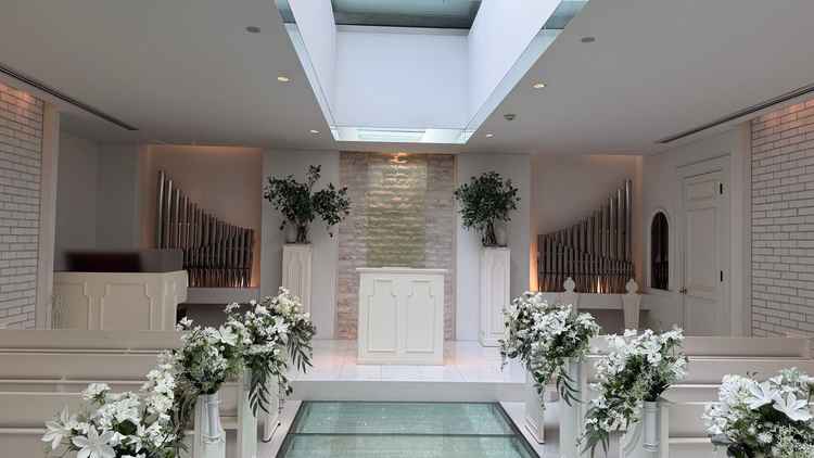 吹き抜けの天井に流れる水で動きもあり、光が入ってくる点がよかった。