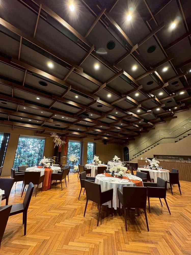 披露宴会場は天井も高く開放感もあり、何より清潔でした。