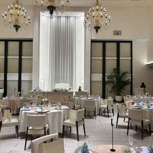 レイの披露宴会場です。天井の奥行きもありとても気に入りました。シルエット入場もやってみたいです。