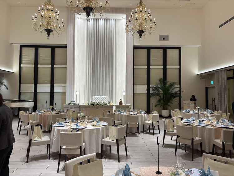 レイの披露宴会場です。天井の奥行きもありとても気に入りました。シルエット入場もやってみたいです。