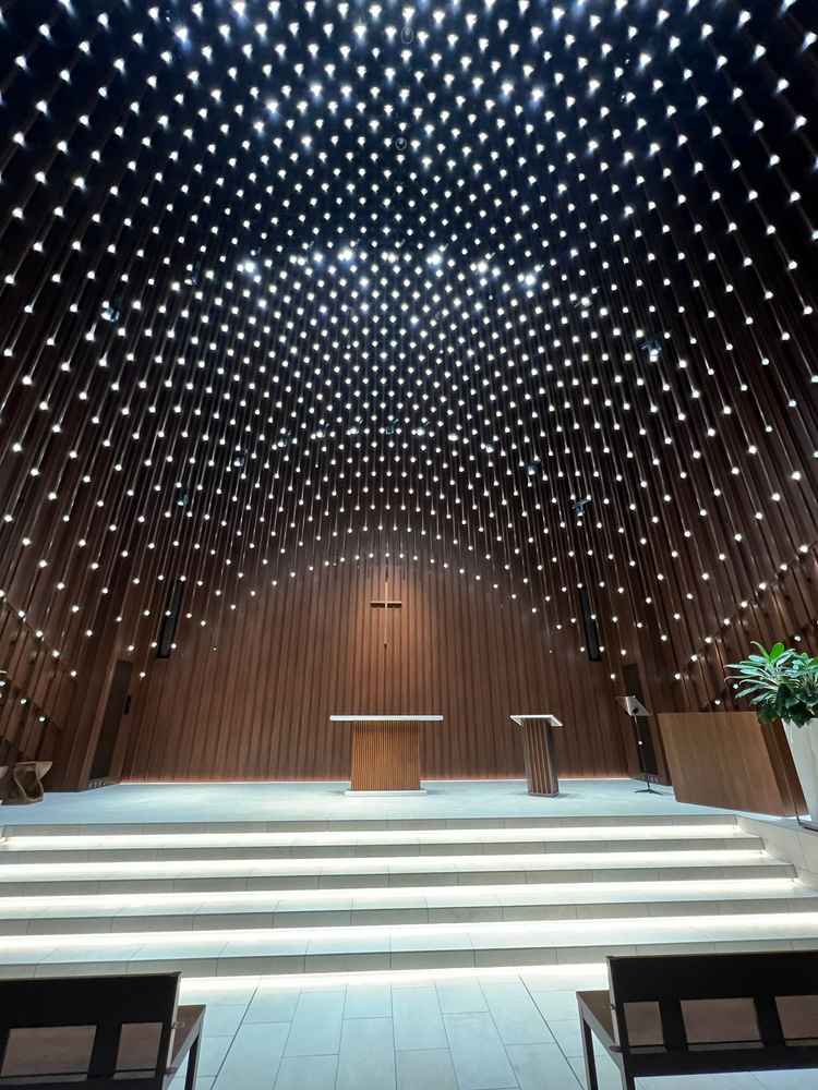 鳥の巣をイメージしたチャペル。たくさんのライトがあり、式中に明るさが変化する。