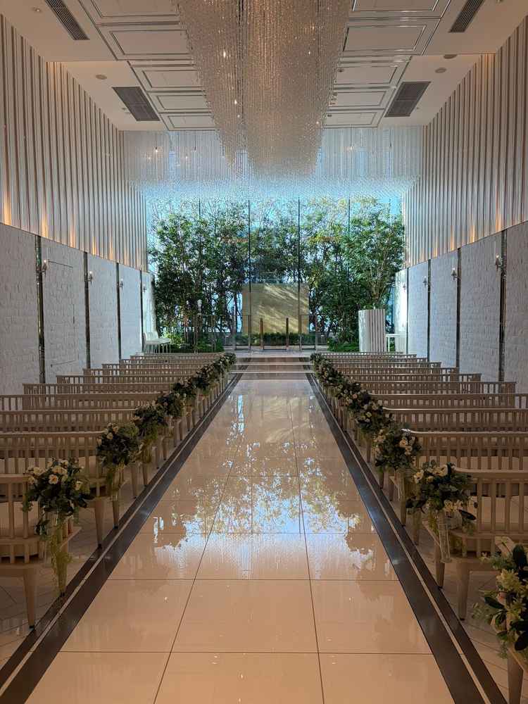 挙式会場。天井も高く明るい印象。