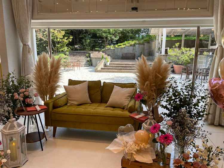 披露宴会場の高砂ソファーのデザイン例。背景に写っている庭も使えるとのことだった。