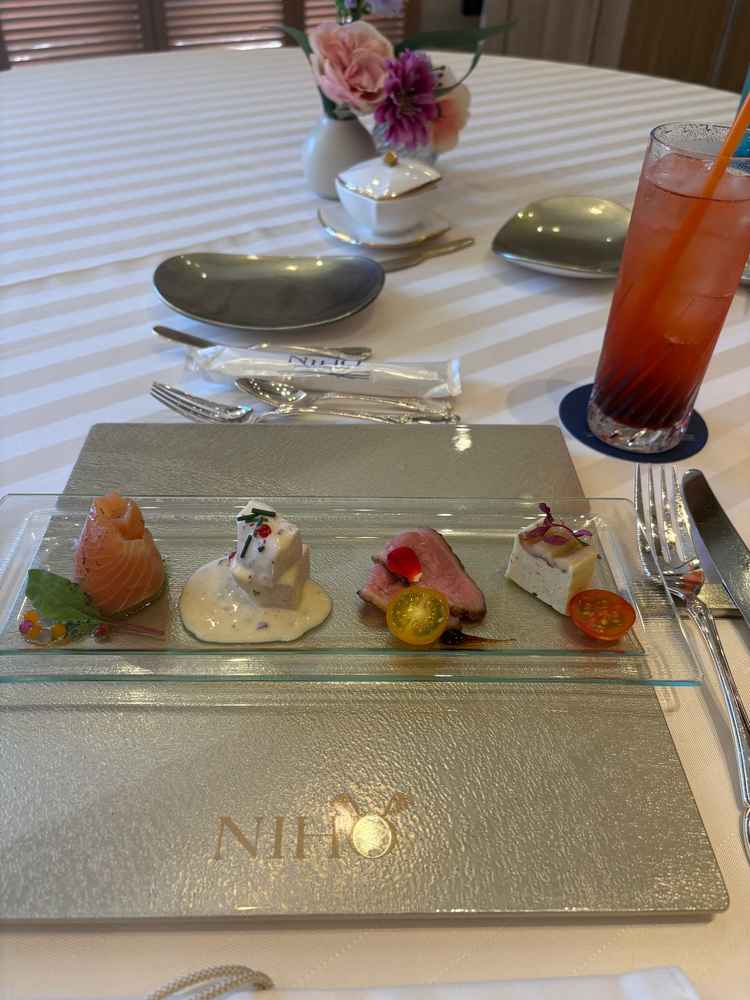 コースの前菜　盛り付けがオシャレで前菜からとっても美味しかったです。