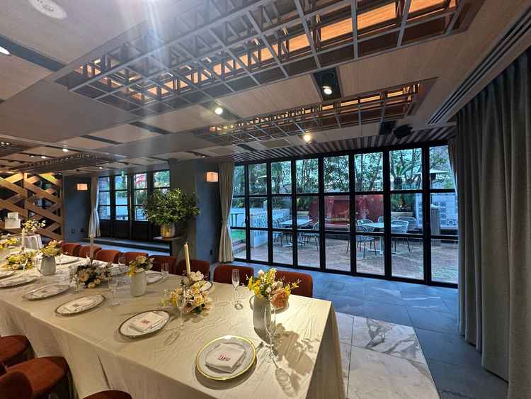 一階の披露宴会場にはガーデンがあり外にも行けます。天気が良い日は緑もあったので写真映えしそうでした。