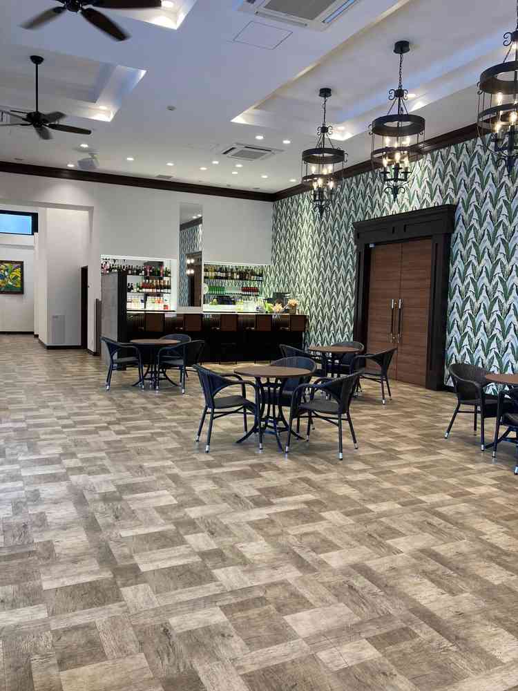 待合室。外の景色も見ながら待てるところが素敵でした。