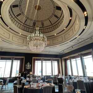 披露宴会場の天井。縦に広く、またカーテンを開けると空間も広々としていて開放的だった