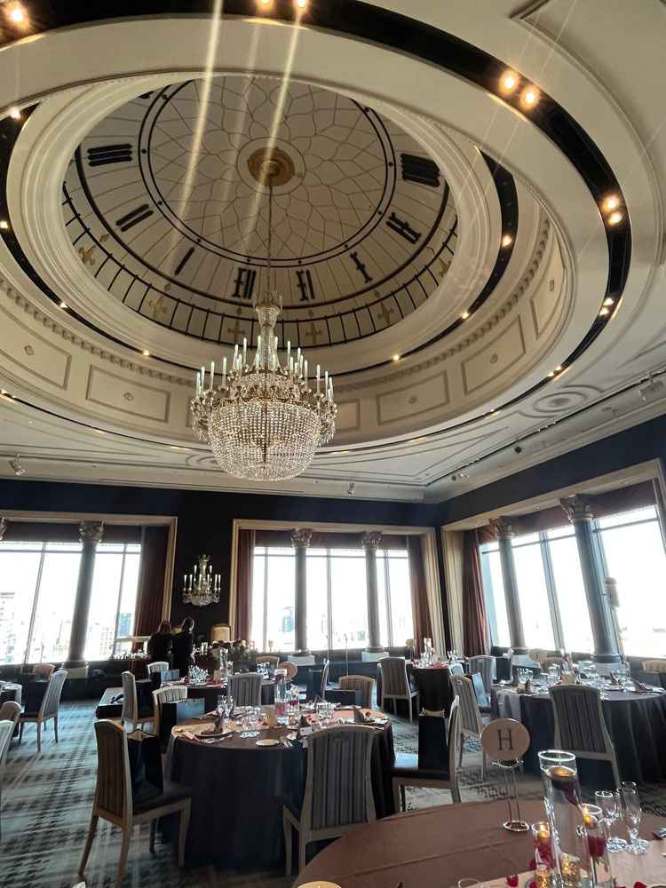 披露宴会場の天井。縦に広く、またカーテンを開けると空間も広々としていて開放的だった