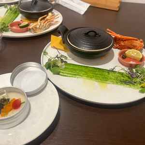 メイン料理になります。目の前でしあげていただくお肉が美味しかったです。