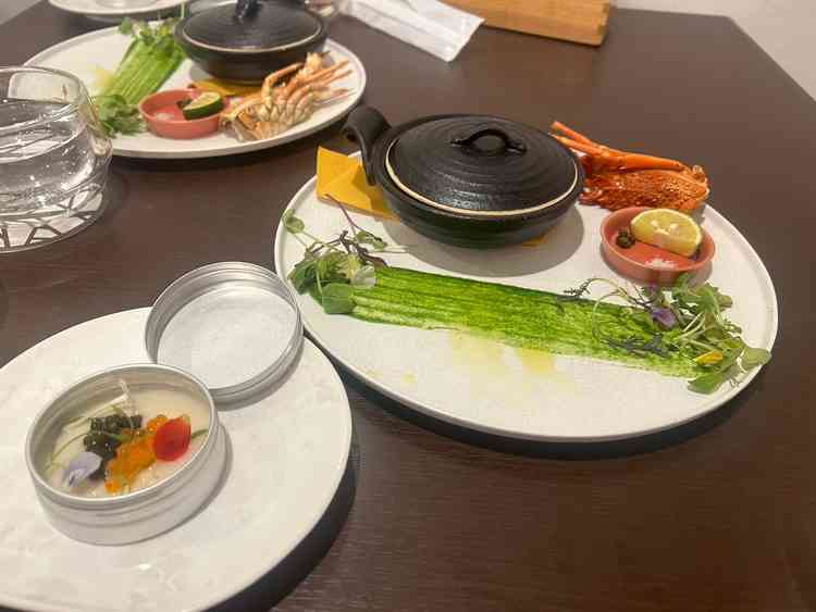 メイン料理になります。目の前でしあげていただくお肉が美味しかったです。