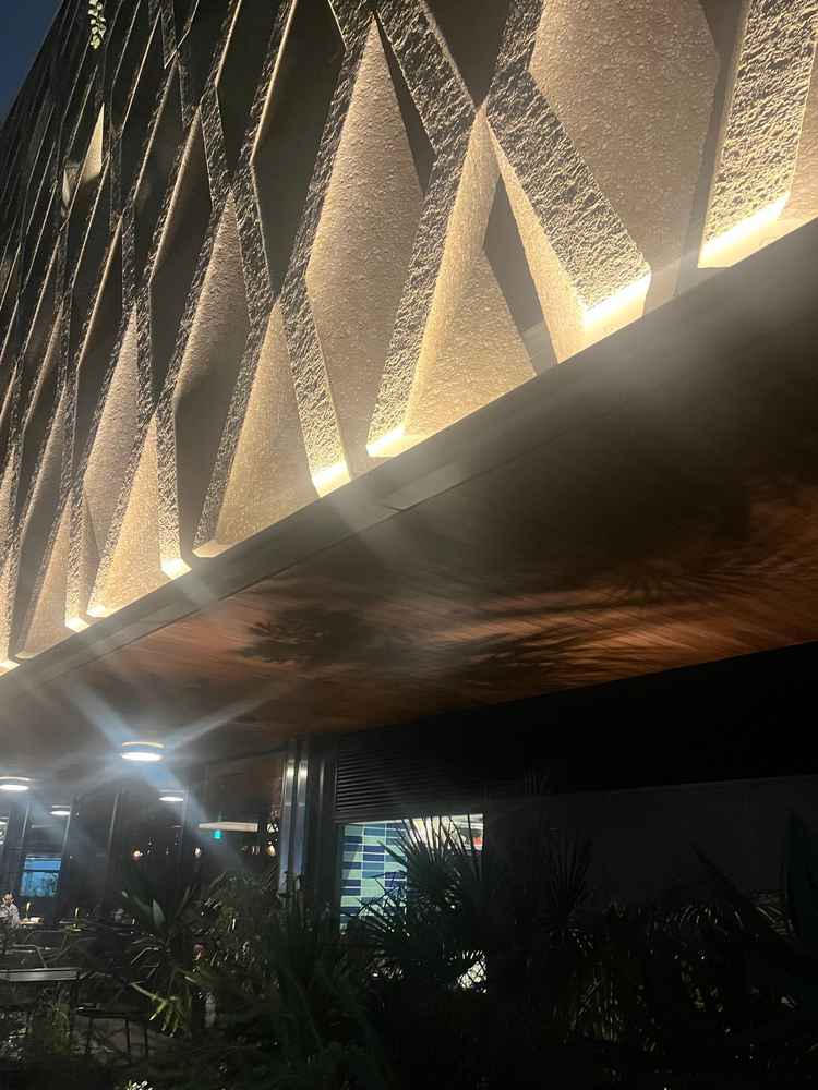 行く前に写真で見た時は木だと思っていたら石でした！おしゃれでびっくりしたのに更に光が上手く入る役割が