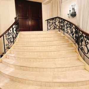 階段からの入場ができます。