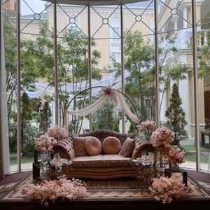 披露宴会場のソファ。背景がガーデンになっているおかげで、花が少なくても寂しい印象にならない。