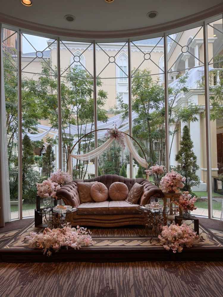 披露宴会場のソファ。背景がガーデンになっているおかげで、花が少なくても寂しい印象にならない。
