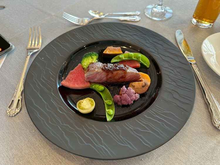 試食させていただいたメインのお肉料理は周りのお野菜なども色とりどりでまた、美味しく楽しめました。