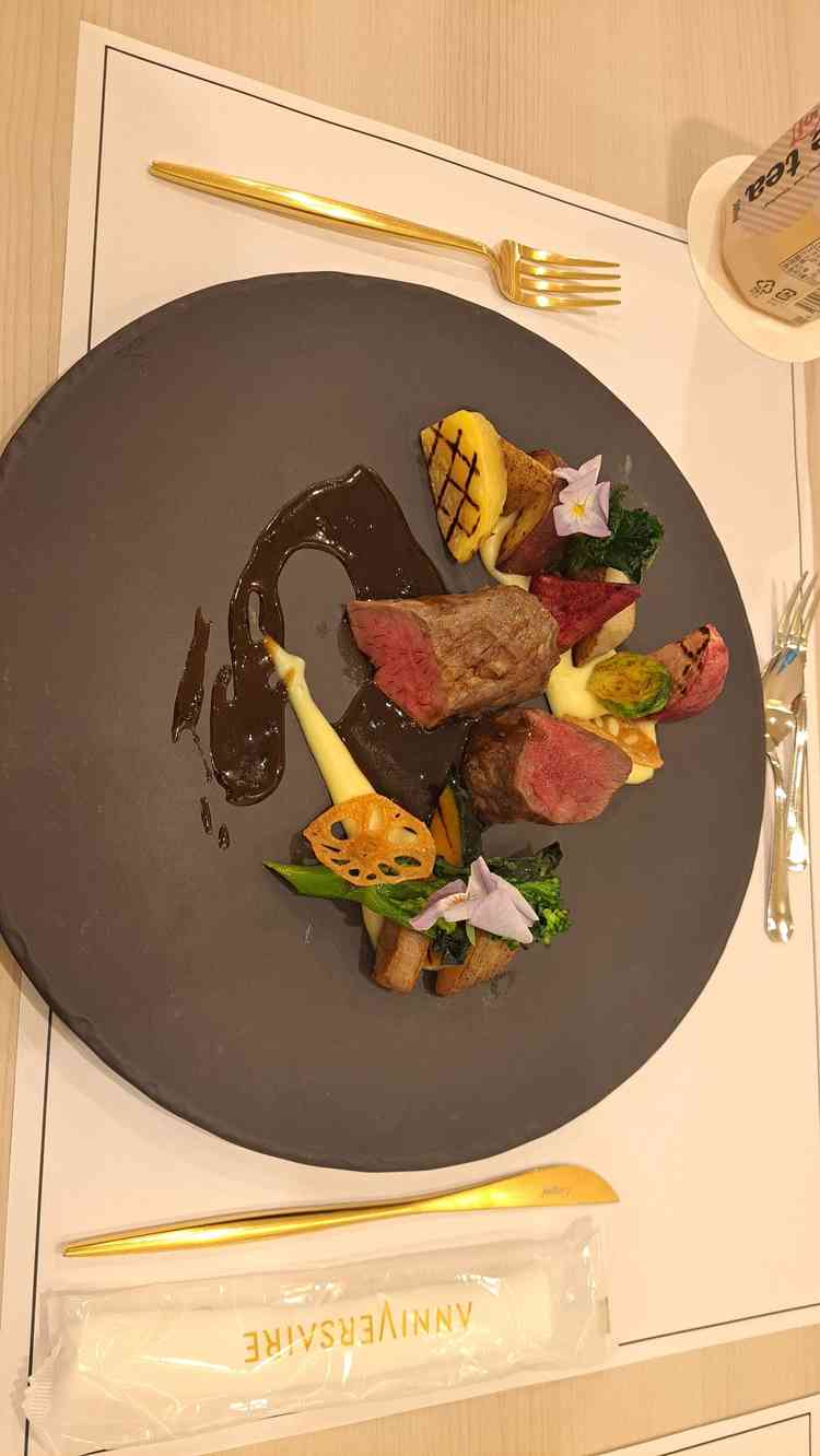 こだわりの料理は、お肉が柔らかく、野菜がとても甘くておいしかったです。