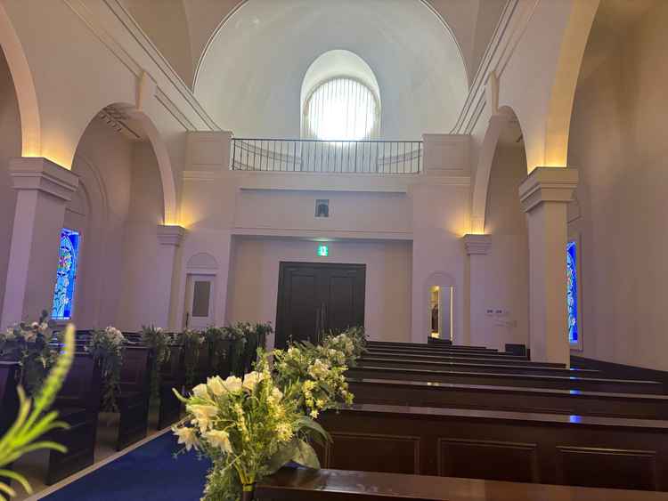 挙式場のうしろの写真。プロジェクターで映し出すことができる。