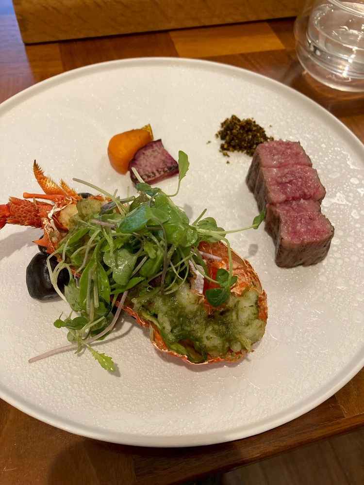 オマール海老は素敵な味付け、お肉は最高の焼き加減でした