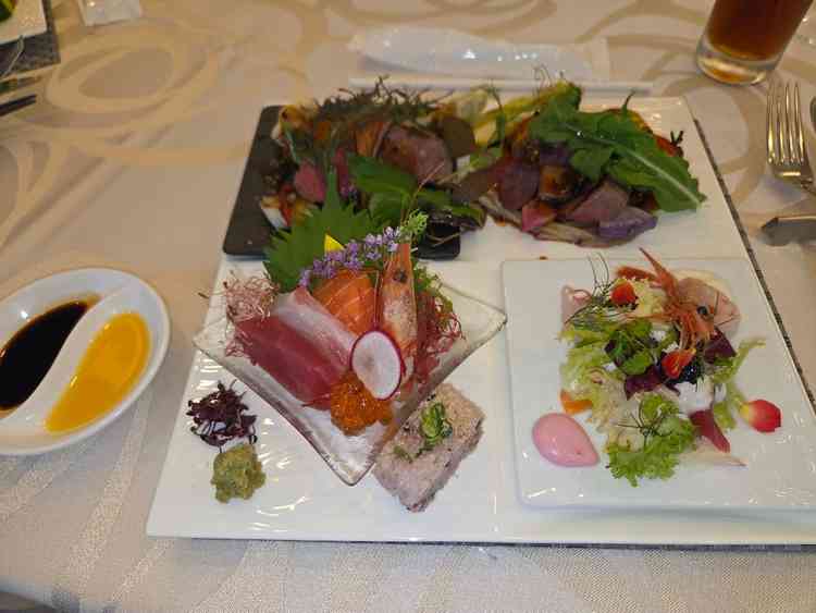 試食。ゲストが和洋のコースを当日選択できるという演出があるそうです。