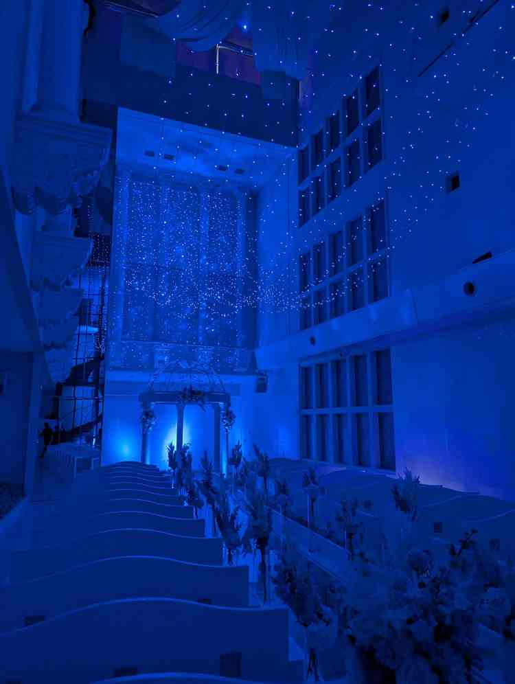 ブルーライトにした時の幻想的な式場