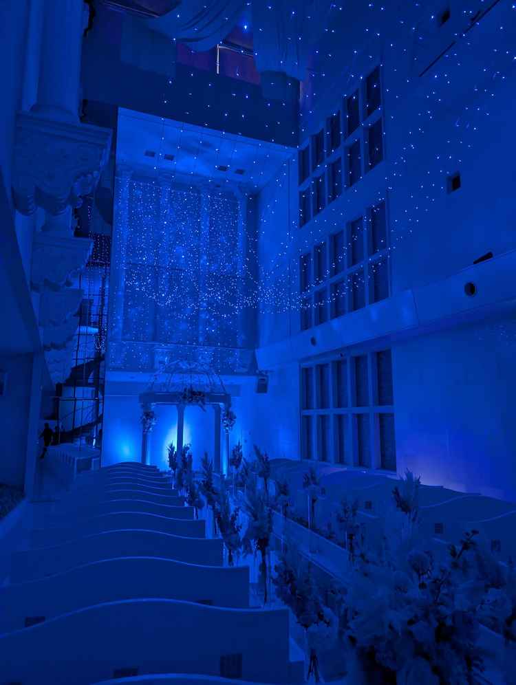 ブルーライトにした時の幻想的な式場