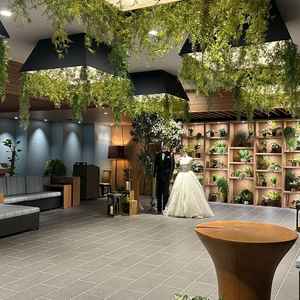 挙式後の待機スペース。持ち込みのものを置けたり、写真を撮れるようなスペース、時間が設けられる