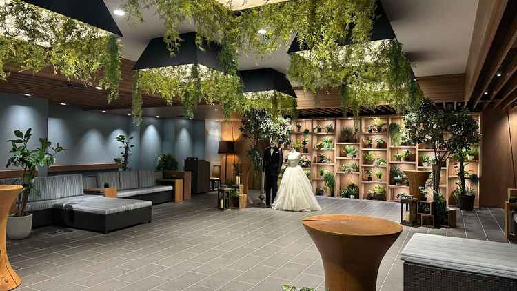 挙式後の待機スペース。持ち込みのものを置けたり、写真を撮れるようなスペース、時間が設けられる