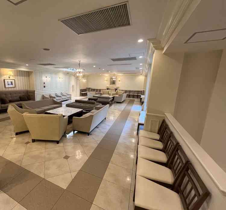 2階の広い待合室。チャペルのすぐ隣にある空間のため、移動距離が短く動線がスッキリしていました。