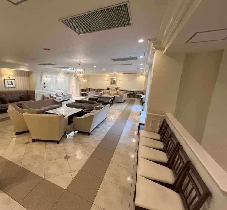 2階の広い待合室。チャペルのすぐ隣にある空間のため、移動距離が短く動線がスッキリしていました。