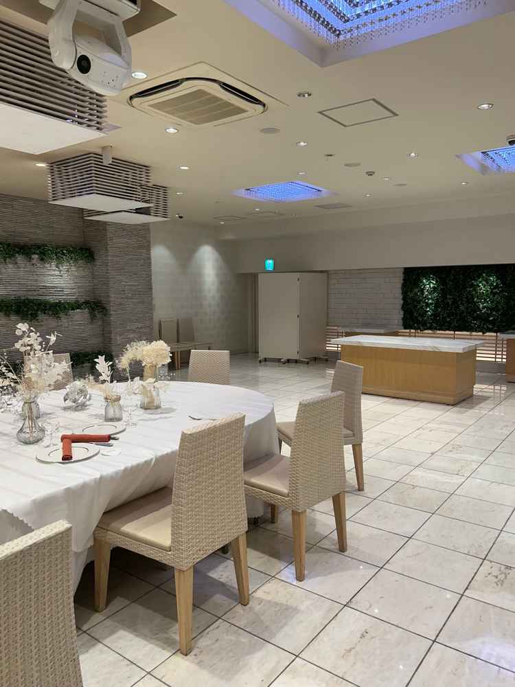 披露宴会場。ゲストの数によりテーブル配置が変えられる