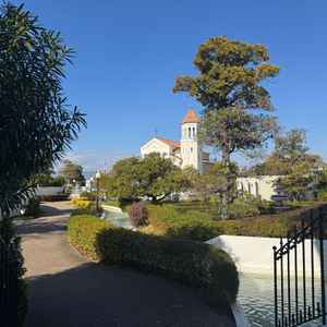 広大な敷地を散歩の気分で楽しめる。挙式後、披露宴会場の邸宅まで新郎新婦が先頭アテンドするのも素敵です