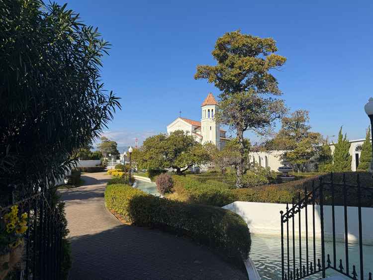 広大な敷地を散歩の気分で楽しめる。挙式後、披露宴会場の邸宅まで新郎新婦が先頭アテンドするのも素敵です