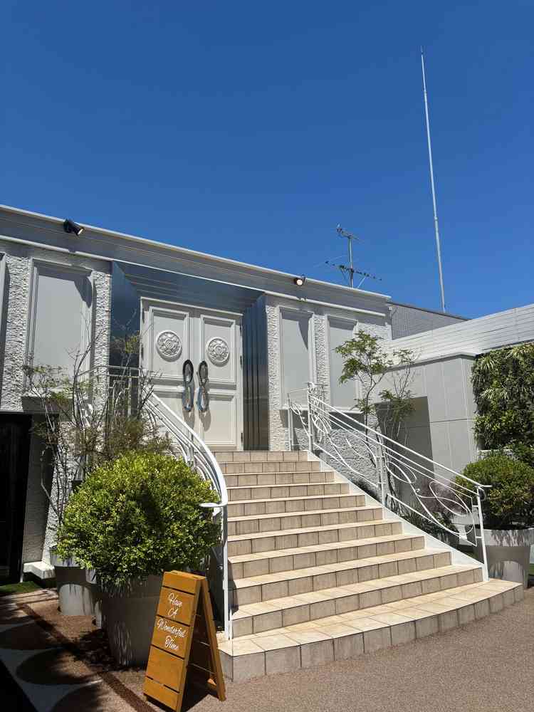 挙式後にここで写真等セレモニーを行える場所です。外で開放感があり、素敵でした。