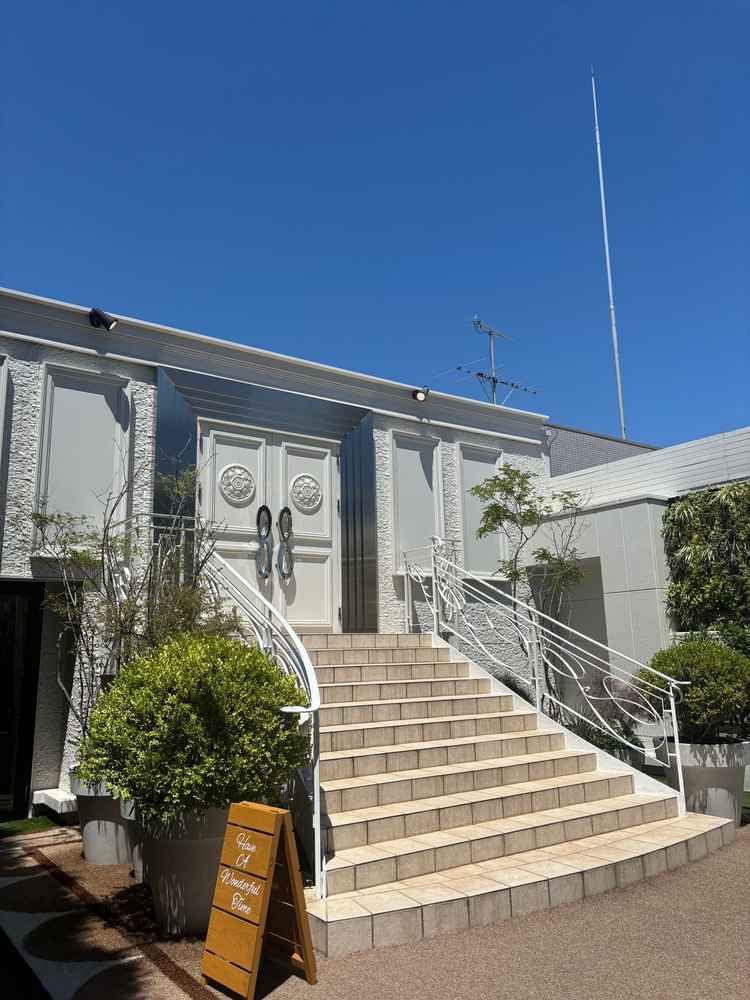 挙式後にここで写真等セレモニーを行える場所です。外で開放感があり、素敵でした。