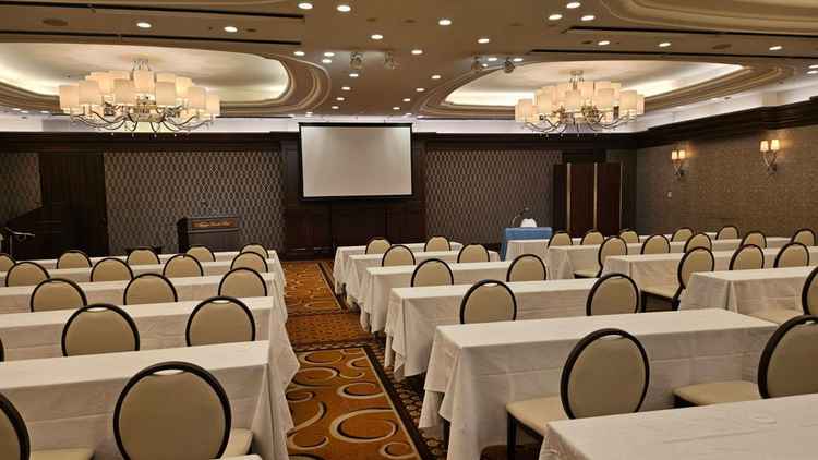 披露宴会場。普段は別の催し物も開催されるようです。