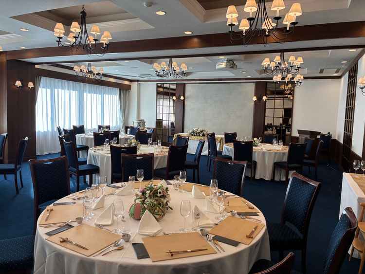 披露宴会場。落ち着いた色合い且つ、綺麗な建物なので非常に感激した。